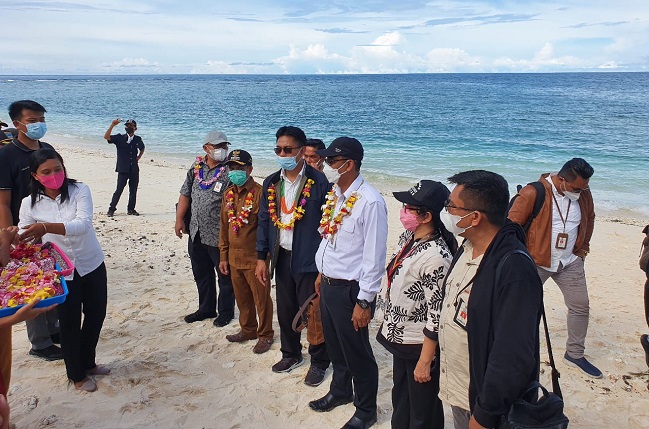 Wabup Kepulauan Mentawai Kartonius Sabalake saat menyambut kedatangan Kunjungan Direktorat Jenderal Percepatan Pembangunan Daerah Tertinggal.